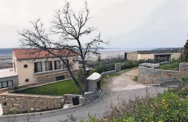 Kar so zgradili  Türkovi, očitno presega kmetijsko namembnost. Bistveno vprašanje je, ali je tako bilo  že pred  šestimi leti.   