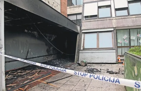 Ogenj je uničil celoten levi predel vhoda v Osnovno šolo Frana Erjavca