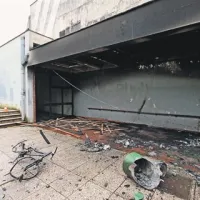 Poleg uničenega lesenega stropa, inštalacij, ploščic in stekla sta zgoreli tudi dve kolesi,  last tamkajšnjih učencev