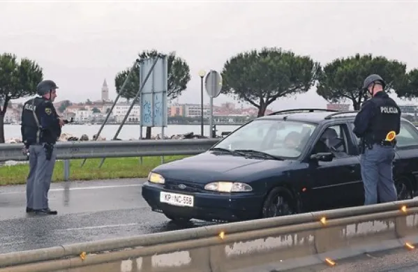 Pred  patruljo v Žusterni naj bi nekaj minut po ropu zbežal neznani voznik na skuterju
