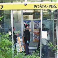 Kriminalisti so temeljito pregledali poslopje pošte in skušali najti sledi za roparjem 
