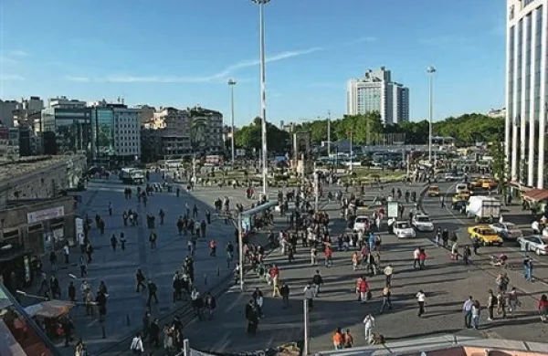 Turški premier Recep Tayyip Erdogan je priznal primere “ekstremnega” ravnanja policije na protestih na trgu Taksim v Carigradu