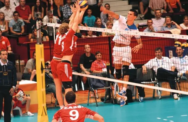 Slovenska moška odbojkarska reprezentanca je v prvi tekmi dodatnih kvalifikacij za nastop na evropskem prvenstvu v Kaštel Šučurcu z odlično igro premagala Hrvaško s 3:1 (-22, 16, 16, 19)