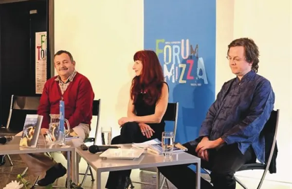 Jovan Nikolaidis, Sonja Polanc in Gašper Malej na koprski predstavitvi slovenskega prevoda romana Valdinos  
