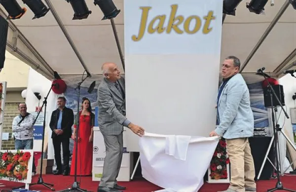 Briški župan Franc Mužič (levo) in predsednik Konzorcija Stojan Ščurek sta odgrnila zastor s table z novim poimenovanjem 