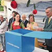 Kraljica češenj Martina Sirk, kraljica rebule Jana Drnovšček in direktor Primorskih novic Leon Horvatič (z leve) so izžrebali nagrajence v zaključnem žrebanju na Dobrovem