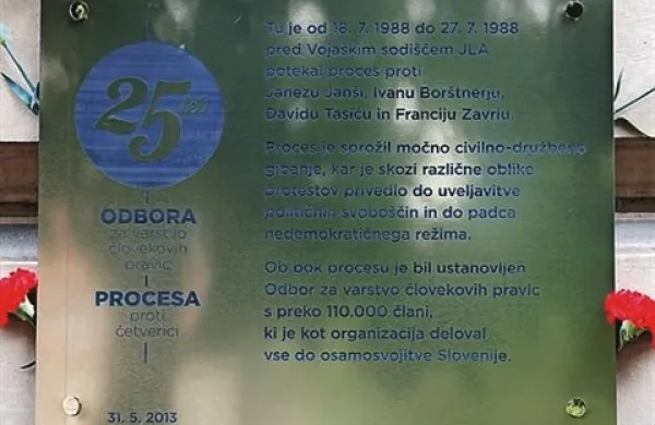 Ob spominski plo&scaron;či na Ro&scaron;ki so se pojavili grafiti