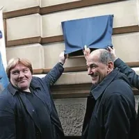 Ob spominski plo&scaron;či na Ro&scaron;ki so se pojavili grafiti