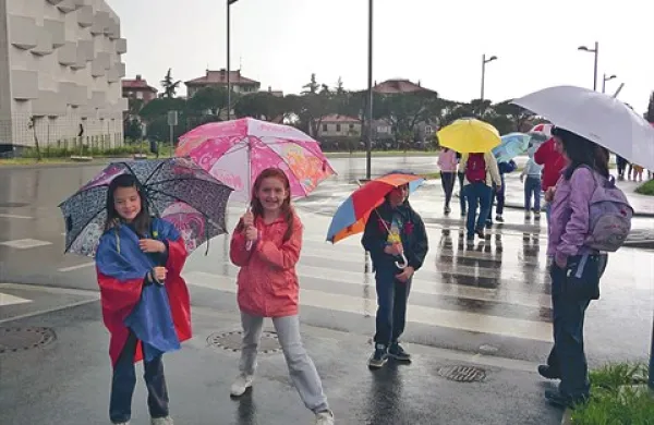Kislo vreme ni pokvarilo skupnega sprehoda