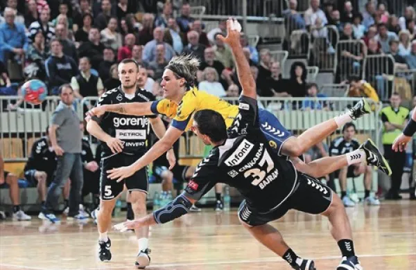 Deana Bombača (v rumenem dresu) nekaj časa ne bomo ne v Bonifiki ne na derbijih z Gorenjem