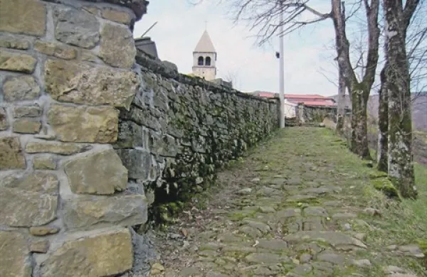 Spoj med starim in novim delom pokopališkega zidu ni najbolj posrečen gradbeni poseg, vendar so denar zanj zbrali domačini sami