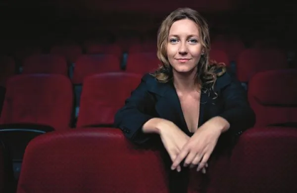 Lorena Pavlič: “Idejno vodilo festivala pa že od začetka ostaja enako: to je otok, ki z izborom del in avtorjev kaže  neko pot, nam daje vedeti, da je stvari mogoče izpeljati izven utečenih vzorcev.” 