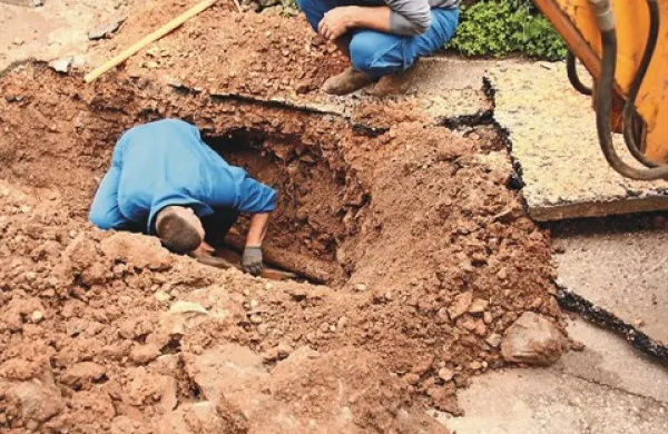 Ko  delavci zakrpajo cev ne enem mestu, začne  puščati na drugem