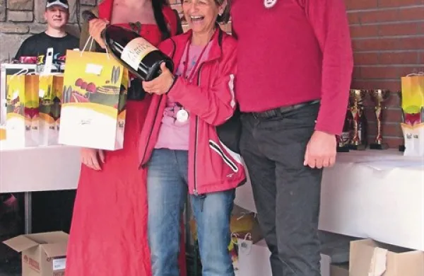 Nekateri obiskovalci pa so Bricem pokazali, kako se zmorejo  spopasti s strminami na briških cestah. Ena med njimi je bila najstarejša udeleženka Maratona češenj Tina Galof. Nagradila sta jo direktor Vinske kleti Goriška Brda Silvan Peršolja in nova