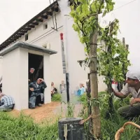 Pokazali so tudi, kako se spopadajo z ujmami, kot so toča (na fotografiji na vozu) in neurja