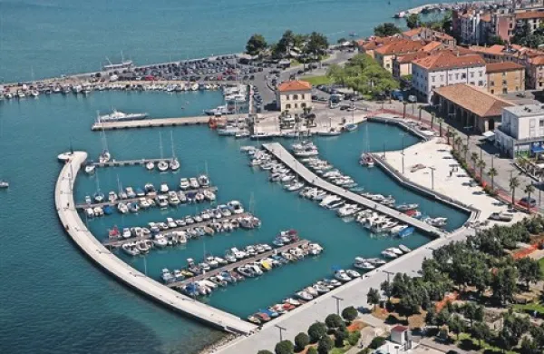 Najvišje cene privezov veljajo v coni A, kamor sodijo  plavajoči pomoli in privezi ob Semedelski cesti