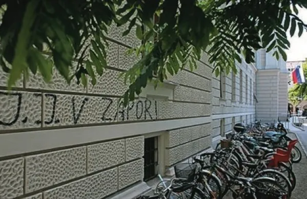Pred današnjim sojenjem se je na pročelju ljubljanske sodne stavbe pojavil grafit z vsebino JJ kriminalec - v zapor z njim, ki pa so ga  že prebelili