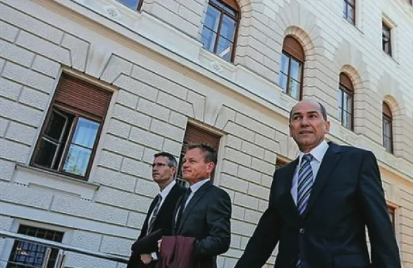 Pred stavbo Okrožnega sodišča v Ljubljani, v kateri se je zaključila glavna obravnava v zadevi Patria, se je v podporo Janezu Janši zbralo približno 500 ljudi, ki so skandirali njegovo ime