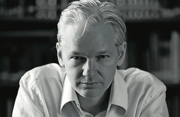 Ustanovitelj WikiLeaksa Julian Assange je ameriškega režiserja Alexa Gibneyja obtožil, da je med snemanjem dokumentarnega filma o organizaciji izgubil objektivno presojo