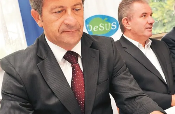 Prvak Desus Karl Erjavec je po kolegiju pri premierki Alenki Bratušek dejal, da je razumel, da znižanja pokojnin letos ne bo, oziroma da so ta zagotovila dana vsaj s strani premierke, ob čemer upa, da bo tudi minister za finance Uroš Čufer “upošteval