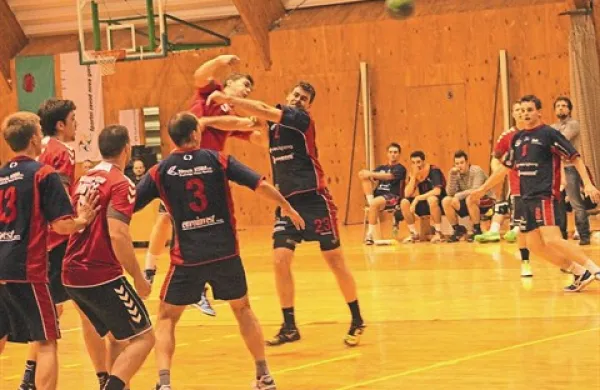 Spomladanski derbi z Mitolom je bilo eno zadnjih dejanj članskega moštva Nove Gorice (v modrem)