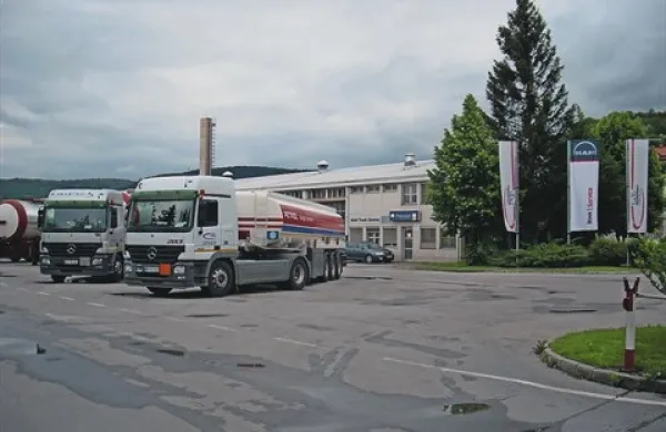 V bistriški cestno-prevozniški družbi TIB Transport je danes zaposlenih 150 ljudi, ki lahko zaradi davčne izvršbe na račun občinske dajatve za uporabo stavbnega zemljišča, jutri ostanejo na cesti 