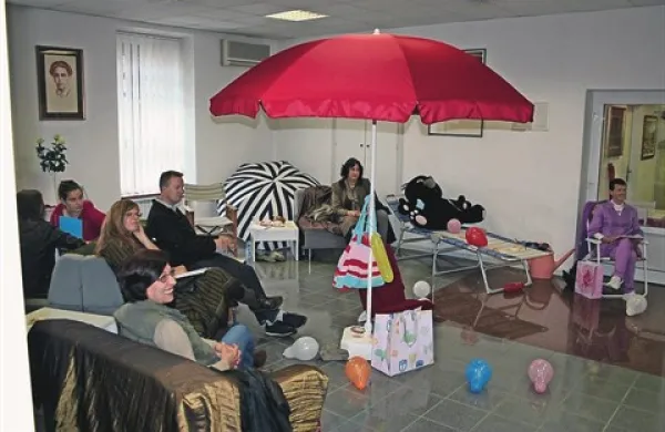 Knjižnica ali plaža? Za en dan oboje! Sicer pa: kaj gre bolj skupaj kot plaža in knjige?