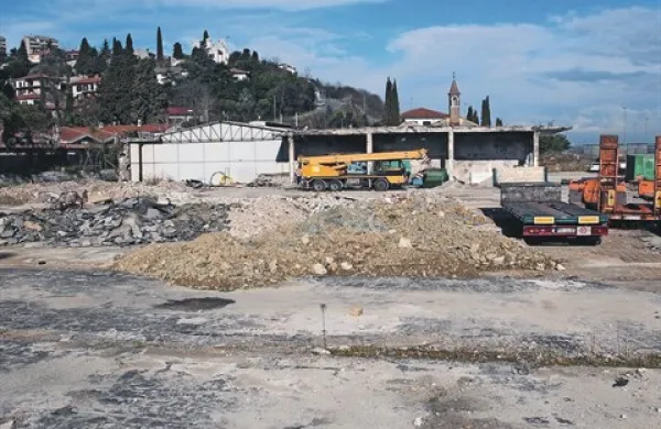 Krajani Semedele so neizprosni: podjetje Zaliv naj očisti parcele bivših  Slavnikovih garaž