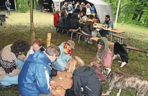 Kiparjenje v lesu - ena od petih delavnic na Karajžewcu 