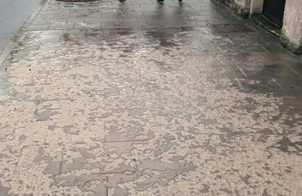 Obnova zgornje plasti tiskanega betona, ki se je pozimi oluščila, bo stala nekaj več kot tisoč evrov