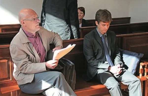 Na novogoriškem okrožnem sodišču se je danes začelo sojenje zoper nekdanjega direktorja šempetrske bolnišnice in zdravnika internista Silvana Saksido in zdravnika Andreja Bartoliča zaradi storitve kaznivega dejanja povzročitve smrti iz malomarnosti