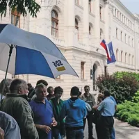 Pred sodiščem se je zbralo več sto podpornikov Janeza Janše, tudi vidnih članov SDS,  s transparenti, uperjenimi proti slovenskemu sodstvu in v podporo nekdanjemu premierju. V množici je bilo tudi nekaj nasprotnikov Janeza Janše. Pročelje sodišča je