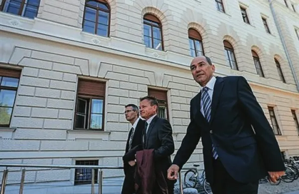 Predsednik SDS Janez Janša “po petih letih farse” pričakuje oprostilno sodbo v zadevi Patria