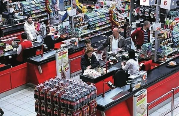 Gospodarska zbornica Slovenije  ob informacijah, da želijo trgovske družbe za določeno obdobje celotno breme višjega davka na dodano vrednost prevaliti na dobavitelje in distributerje, trgovce opozarja, da s tem sami znižujejo kupno moč svojih kupcev