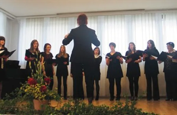 V mali dvorani Doma na Vidmu je številčno občinstvo prisluhnilo koncertu Komornega dekliškega zbora Vox Illirica, ki jih vodi Elena Sedmak in njihovih gostij,  vokalni skupini Diva pod vodstvom Irene Cundrič Iskra