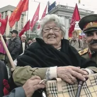  Dragica Srzentić je Moskvo obiskala med prvomajskimi prazniki, družbo ji delata imitatorja Lenina in Stalina 