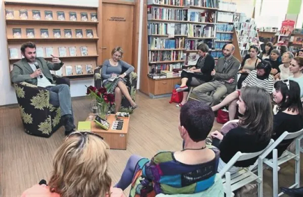 V koprski knjigarni Dom knjige se je sinoči ustavil mladi italijanski literarni zvezdnik  Paolo Giordano, ki je pred petimi leti, star šele 26 let, bralstvo osvojil s prvencem Samotnost praštevil