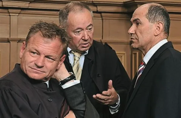 Janez Janša, Tone Krkovič in Ivan Črnkovič so se zavedali svojih dejanj, storili pa so jih iz koristoljubja, je v današnjem dobri dve uri trajajočem izreku sodbe pojasnila ljubljanska okrajna sodnica Barbara Klajnšek