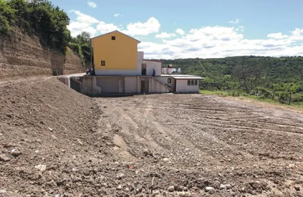 Po rušitvi je ostala obsežna gradbena jama;  stavba je imela 1100 kvadratnih metrov  