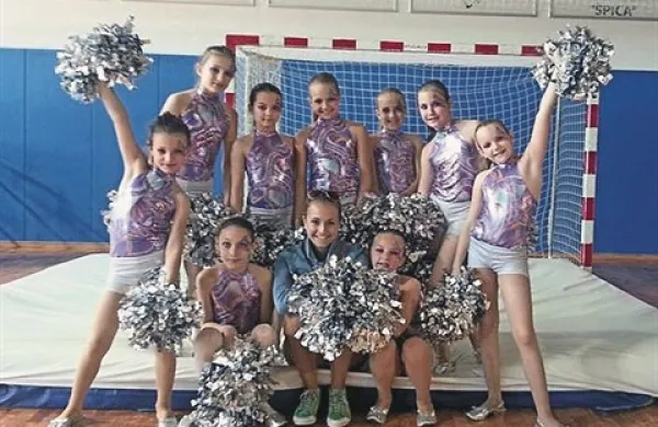  Dekleta so se izkazala  z zmago v kategoriji “hip hop cheer” in z zmago v kategoriji “pom pon mlajše”