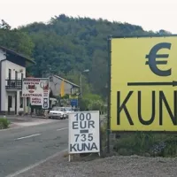 Menjalnice si na cesti proti mejnemu prehodu Jelšane kar podajajo roke

