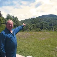 Dušan Kalčič z obmejnega Sušaka kaže na njihove parcele na hrvaški strani