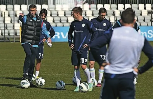 Slovenska nogometna reprezentanca je dopotovala v Reykjavik, kjer bo v petek ob 21. uri po slovenskem času proti Islandiji igrala šesto tekmo kvalifikacij za svetovno prvenstvo 2014