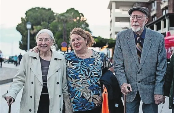 Predsinočnjim je    v Izoli zaživel prvi slovenski celovečerni zvočni film, Na svoji zemlji, na Otok pa sta prispela tudi prva festivalska gosta, igralca Štefka Drolc in Aleksander Valič. Na sprehodu se jima je pridružila      Pia Cah, botra filma in 