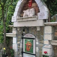 Zanimiva popestritev vrta Slavka France so kamniti oltarji, posvečeni skupini Rolling Stones
