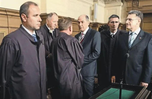   V sodni dvorani po razglasitvi sodbe