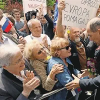 Janeza Janšo so privrženci pred sodiščem pozdravljali in objemali 
