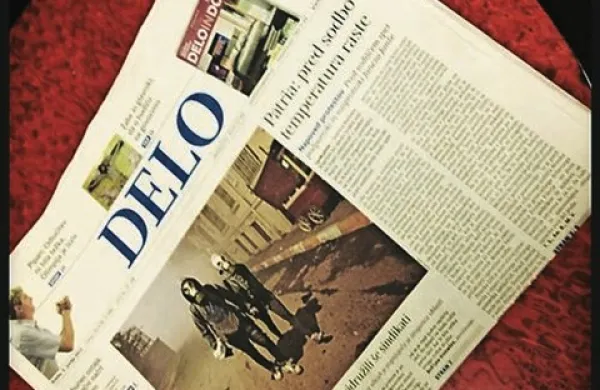 Višje sodišče je presodilo v korist časopisne hiše Delo in spremenilo sodbo okrožnega sodišča, ki je Delo novembra lani obsodilo na plačilo odškodnine in objavo javnega opravičila zaradi članka o denarju iz Patrie in stranki SDS. Delu tako ne bo treba
