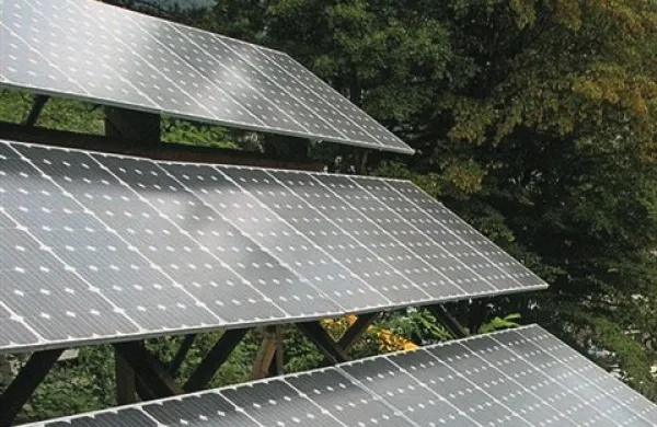 Šestmesečne uvozne dajatve za kitajske proizvajalce solarnih plošč, ki so v EU v veljavo stopile danes, bi lahko na Kitajskem ogrozile okoli 400.000 delovnih mest, v EU pa 250.000, navajajo kitajski mediji