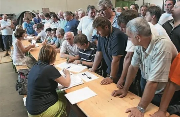 Delavci Kraškega zidarja ob predaji odpovedi